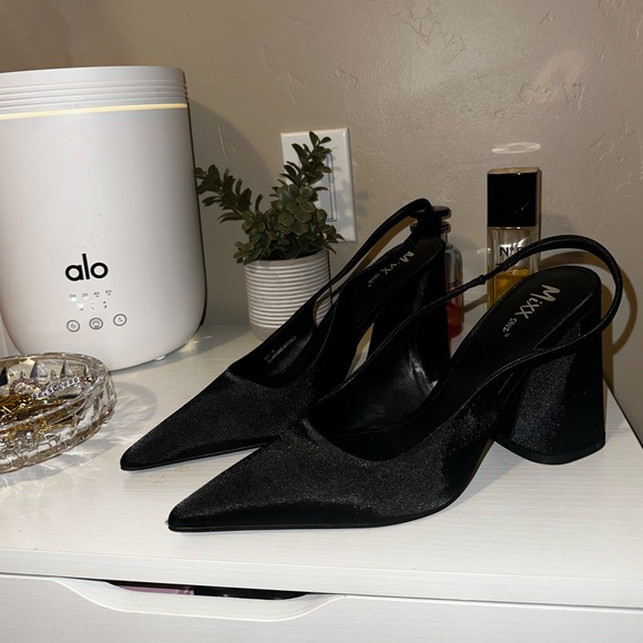 POINTED TOE BLACK HEELS - Picture 2 of 4